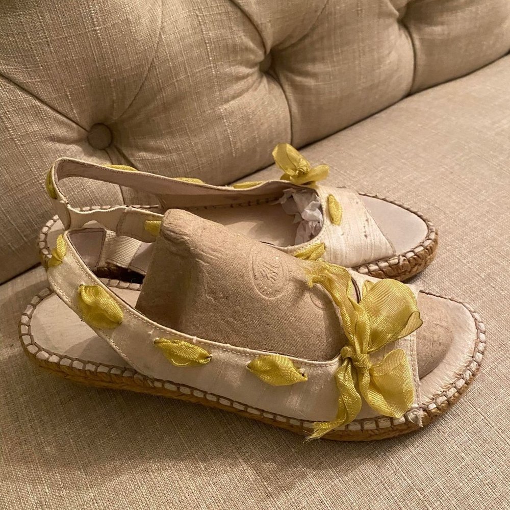 EUC Eric Michael Beige Espadrille Yellow Silk Ribbon Kitten Heel Size 7.5 (38)